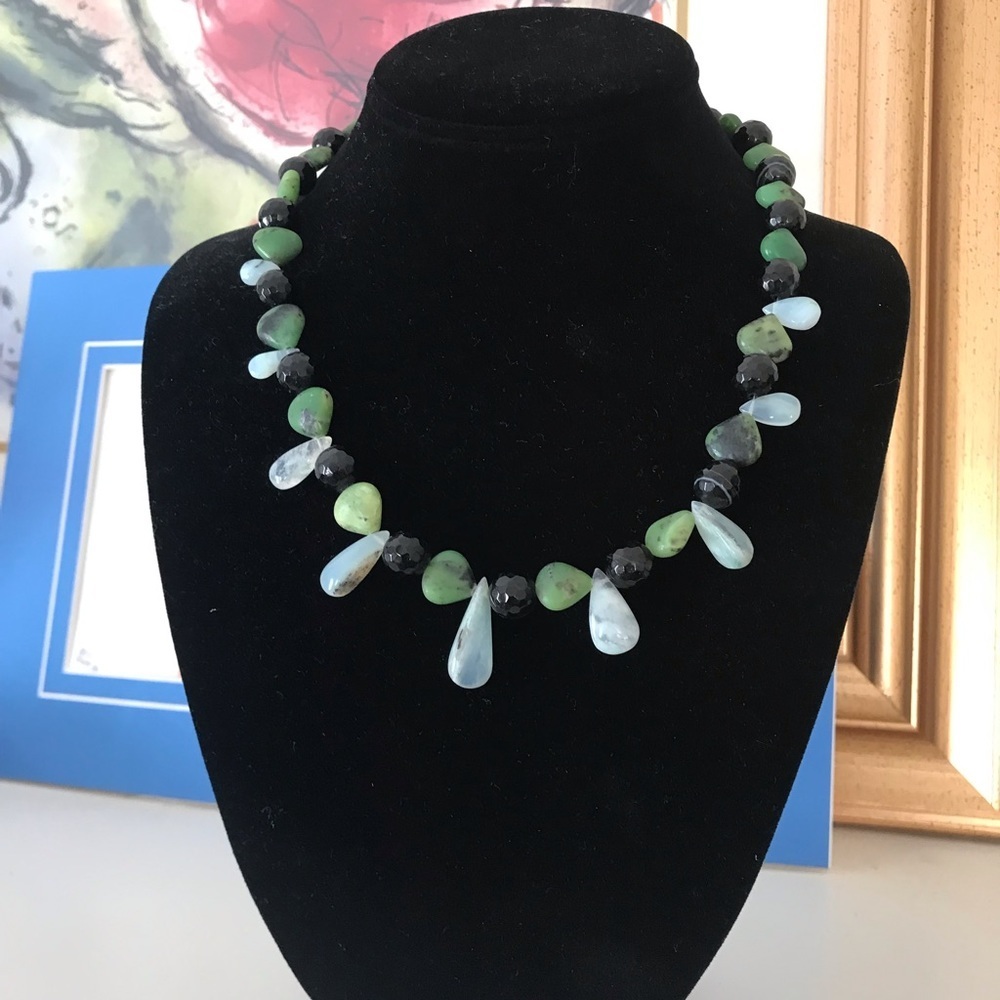 Black onyx and chrysoprase beaded necklace - Picture 4 of 5